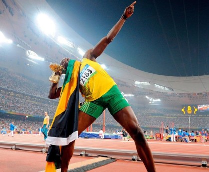 AC Milan-C罗亲吻国旗庆祝晋级决赛，c罗情侣